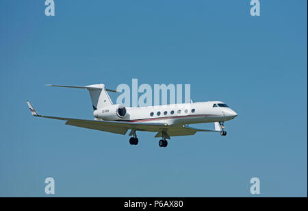 Gulfstream 550 bimoteurs Twin Jet d'affaires à réaction Net Europe/ Approche à l'atterrissage à Inverness Dalcross aéroport dans les Highlands écossais. Banque D'Images