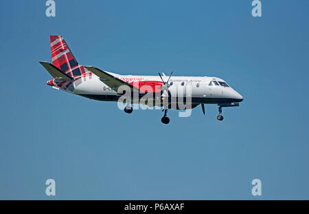 Saab 340 Loganair G-LGNC décollant de l'aéroport d'Inverness sur son vol quotidien à Stornoway dans les Hébrides extérieures. Banque D'Images