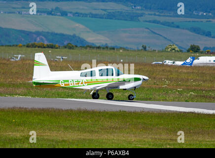 Un Grumman AA5 -Traveller light 4 aéronefs privés siège pour atterrir à l'aéroport de Inverness Dalcross dans les Highlands écossais. Banque D'Images