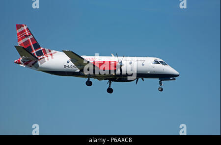 Saab 340 Loganair G-LGNC décollant de l'aéroport d'Inverness sur son vol quotidien à Stornoway dans les Hébrides extérieures. Banque D'Images