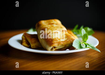 Des crêpes fines farcies frites Banque D'Images