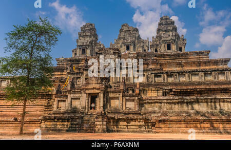 Temples d'Angkor, Siem Riem, Cambodge - 12 Février 2018 : trois tours dans un temple en forme de pyramide avec un arbre en face et sous un ciel bleu Banque D'Images