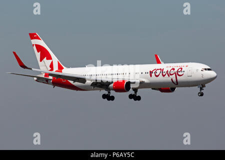 Un Boeing 767 d'Air Canada Rouge se prépare à atterrir à l'aéroport de Manchester en Angleterre. Banque D'Images