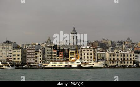 La Turquie. Istanbul. Vue panoramique du district de Beyoglu, sur la rive européenne de la ville. La tour de Galata. Banque D'Images