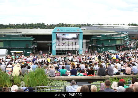 Vue depuis le sommet de Henman Hill ( ) sur le Mont Murray Wimbledon Lawn Tennis Club. Les partisans se concentrant sur le grand écran. Très bonne ambiance. Banque D'Images