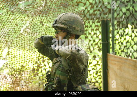 Le 1er, Jung Ji Eun fantassin et d'un natif de Séoul , 2ème Compagnie, 115e Bataillon d'infanterie mécanisée, 90e Mech. Inf. 30e Brigade, Mech. Inf. Division remplit des signaux à main au cours de la patrouille lane pour gagner le badge de l'infanterie américaine, Expert sur Camp Casey, de Corée du Sud, le 26 mai. Juin est la première femme officier de gagner à ROKA BEI aux États-Unis. (U.S. Photos de l'armée par M. Pak, Chin-U, 2e Division d'infanterie/ROK-U.S. Le Bureau des affaires publiques de la Division combinés) Banque D'Images