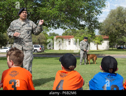 Le s.. Michael Sengphradeth, forces de sécurité 902nd Squadron, dresseur de chiens de travail militaire se prépare à voir une démonstration de la 902nd SFS MWDs lors de Famaganza au complexe des Programmes jeunesse sur JBSA-Randolph 9 avril 2016. Partie d'Famaganza a pour mission d'en vedette JBSA-Randolph's ressources communautaires. Banque D'Images