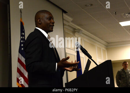 Ancien chef de l'US Air Force Master Sgt. Sort Lefford, ex-chef du commandement de la 20e Escadre de chasse, donne un discours à l'occasion d'appréciation des bénévoles le petit-déjeuner à Shaw Air Force Base, Avril 14, 2016. Le petit déjeuner de l'équipe reconnue Shaw membres pour leur temps et leur dévouement à la communauté de base. (U.S. Air Force photo par un membre de la 1re classe Destinee Dougherty) Banque D'Images