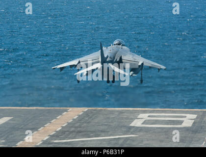 160816-N-LI768-121 OCÉAN PACIFIQUE (Août 16, 2016) L'AV-8B Harrier, affecté à l'escadron à rotors basculants moyen maritime (VMM) 163 (renforcée), décolle du navire d'assaut amphibie USS Makin Island (DG 8). Makin Island effectue une formation intégrée avec l'Escadron amphibie et cinq la 11e unité expéditionnaire de marines au large des côtes de Californie du Sud. (U.S. Photo par marine Spécialiste de la communication de masse Seaman Devin M. Langer/libérés) Banque D'Images