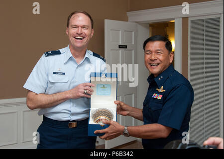 Maxwell AFB, Ala. - Colonel Michael Peterson, Directeur, Affaires internationales de l'Université de l'air et Commandant, Responsable International School, à gauche, reçoit un jeton pour l'Université de l'Air Air Vice Marshal Noppadon Boonman, Directeur adjoint, à l'éducation et de formation, Royal Thai Air Force, le 13 mai 2016. Peterson présente la délégation thaïlandaise à l'Air War College, de l'Air Command and Staff College, l'École de l'air et de l'Études spatiales avancées, et Officier de l'Escadron College homologues. (Photo par Melanie Rodgers Cox/libérés) Banque D'Images