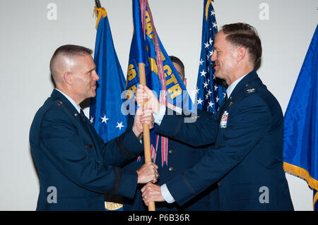 Maxwell AFB, Ala. - Lieutenant général Steven Kwast, commandant et président, Air University accepte le guidon de l'agent International School en tant que Colonel Michael Peterson quitte le commandement de l'IOS, le 24 mai 2016. Peterson a quitté le commandement et le Colonel Scott Rizer a pris le commandement. (Photo par Bud Hancock/libérés ;) Banque D'Images