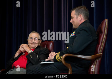 Maxwell AFB, Ala. - US Navy Lieutenant Commander Robert Gustavson, Air Command and Staff College student, interviews le Colonel Dean Caswell, United States Marine Corps a pris sa retraite, au cours de la première journée d'ACSC's 35e rassemblement annuel de la semaine des Aigles, le 31 mai 2016. Caswell, un ancien combattant de la Seconde Guerre mondiale, la guerre de Corée et la guerre du Vietnam, accumulé plus de 8000 heures de vol en avion de chasse. Reçu le Silver Star, deux Croix du service distingué dans l'aviation, et la Médaille d'or du Congrès, il est crédité de huit attaques marquantes et un neuf plus probable. Ge est un programme qui encourage le goujon Banque D'Images