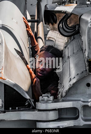 161007-N-WA993-087 MER DES PHILIPPINES (24 oct. 7, 2016) Seaman Tyteanna Wallace, attribué à l'Saberhawks "hélicoptère" de grève Maritime Squadron (HSM), 77 bandes de lavage utilise pour couvrir un évent sur un Sea Hawk MH-60S dans le poste de pilotage d'hélicoptère de la Marine est qu'avant-déployé, porte-avions USS Ronald Reagan (CVN 76). Bande de lavage est utilisé pour s'assurer que l'eau n'entre pas de vents au cours avion se laver les Downs. Ronald Reagan, le groupe aéronaval du cinq (5) CSG, phare est en patrouille soutenir la sécurité et la stabilité dans la région du Pacifique-Indo-Asia. (U.S. Photo de la marine par le maître de 3e classe James Lee/Re Banque D'Images