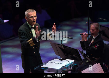 161005-N-DD694-370 Bethesda, MD (oct. 5, 2016) Le capitaine Ken Collins dirige l'United States Navy Band au cours de la Marine Anniversaire Concert. La Marine Band célébrait le 241e anniversaire de la Marine. (U.S. Photo par Marine Maître de 1re classe Jonathan Barnes/libérés) Banque D'Images