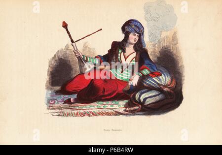 Femme noble perse en turban de joyaux, garnis de fourrure veste, pantalon et tunique, fumer un narguilé pipe, couchée sur les coussins et les tapis. Gravure sur bois coloriée par Pannemaker et Mercier après une illustration par H. Hendrickx de Auguste Wahlen's 'Moeurs, usages et costumes de tous les peuples du monde, l' Librairie Historique-Artistique, Bruxelles, 1845. Wahlen est le pseudonyme de Jean-François-Nicolas Loumyer (1801-1875), un écrivain et archiviste avec le ministère de l'héraldique en Belgique. Banque D'Images