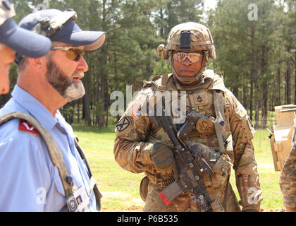 Le 16 avril 2016, à Fort Polk, en Louisiane, des soldats américains de la 3e division aéroportée ont mené une formation JRTC 16-06 avec la police atropienne dans le village de Janan. Les exercices comprenaient des opérations conjointes, la coordination avec les forces de sécurité locales, l'aide humanitaire, les manœuvres tactiques, la préparation avant le déploiement, l'utilisation de fusils M-4, la connaissance de la situation et la préparation de scénarios de combat pour améliorer l'efficacité de la mission et les compétences opérationnelles en vue du déploiement. Banque D'Images