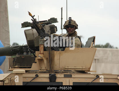 Le 17 avril 2016, à Fort Polk, en Louisiane, des soldats américains de la 1st Brigade combat Team de la 101st Airborne Division mènent un entraînement au combat pendant le JRTC 16-06. Exercices d'entraînement axés sur les scénarios de combat urbains et ruraux, les manœuvres tactiques, la maîtrise du fusil M-4, la préparation avant le déploiement, la coordination des unités, leadership, conscience de la situation, travail d'équipe et exécution de la mission pour préparer les soldats au déploiement. Banque D'Images