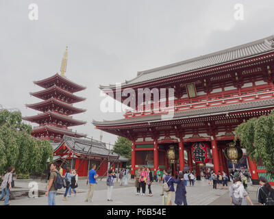 TOKYO, JAPON - 28 septembre 2017 : Hozomon, treasure house gate, est la célèbre destination touristique mène à la Senso-ji pagode à 5 étages sur l'arrière-plan à Asakusa Banque D'Images
