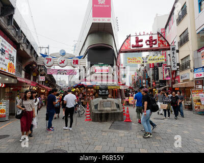 TOKYO, JAPON - 28 septembre 2017 : Ameyoko , un marché rue le long de la ligne Yamanote des rails de chemin de fer entre Okachimachi et Ueno stations, est l'une des principales destinations de magasinage à Tokyo Banque D'Images