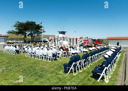 Le maître de Jérémie M. Wolf prend le commandement de la station de la Garde côtière de Bodega Bay, le maître de Scott E. Slade pendant un changement de commandement cérémonie, 21 juin 2018, à Bodega Bay, en Californie. Gare Bodega Bay est l'une des 20 stations de surf dans la Garde côtière et a une zone de responsabilité qui s'étend de la sonoma county line à Athens River South à Point Reyes. (U.S. Photo de la Garde côtière du Maître de 2e classe le juge Cory Mendenhall/libérés) Banque D'Images