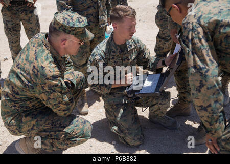 Météorologie et océanographie prévisions marines analyste avec un détachement, Marine Air Control Squadron 24, groupe de contrôle de l'air marin 48, 4e l'aile Marine, prendre des lectures à partir d'un kit de sondage atmosphérique tactique comme un ballon météo monte en altitude, au cours de la formation intégrée à l'exercice 4-18 Marine Corps Air Ground Combat Center Twentynine Palms, Californie, le 21 juin 2018. METOC Marines avec la masse d'Air Maritime Task Force 23 a fourni 96 heures de prévisions météo et les impacts prévus pour la formation, les pays fournisseurs ou des mouvements d'aéronefs, ou de l'utilisation de lunettes de vision de nuit. (U.S. Marine Corps photo par Lance Cpl. Banque D'Images