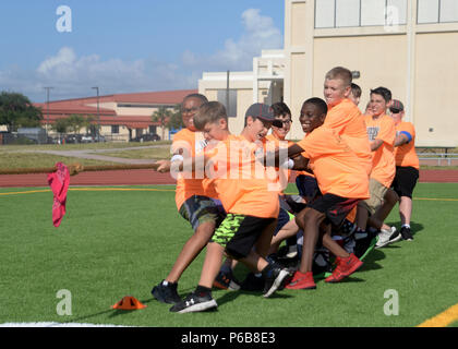 La concurrence sur les enfants à la corde pendant la "Jackson en Action" camp de jeunes organisé par le 6e Escadron de soutien de la Force à la base aérienne MacDill, Floride, le 22 juin 2018. La 6e conférence annuelle de la Jeunesse en action camp a organisé diverses activités pour les enfants âgés de 6 à 12 et encourage l'éducation, bien-être physique et affectif des enfants de familles de militaires. (U.S. Air Force photo par un membre de la 1re classe Ryan C. Grossklag) Banque D'Images