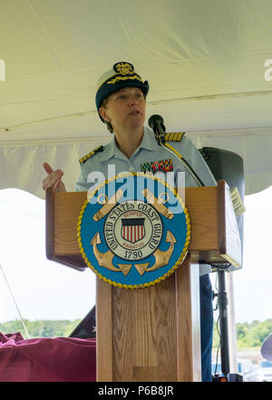 Le capitaine Kristen S. Sareault, USPHS, prend sa retraite du service actif à l'USCG Cape Cod Canal Station, Massachusetts le 22 juin 2018. Banque D'Images