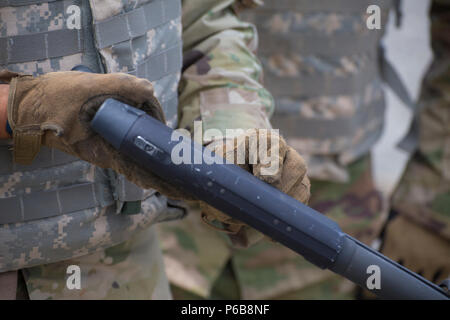 La CPS. Corey Adams avec la Compagnie Alpha, 1er Bataillon, 161e Régiment d'infanterie, 81e Stryker Brigade Combat Team, charge un fusil M500 au cours de formation au tir à courte portée au centre de formation de Yakima, Yakima, Washington, 21 juin 2018. Formation au tir à courte portée aide les soldats à augmenter leur précision dans les situations de combat urbain. (U.S. Photo de la Garde nationale par la CPS. Alec Dionne) Banque D'Images