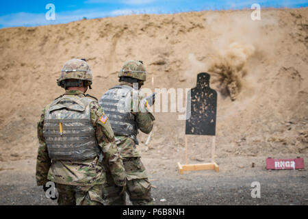 La CPS. Corey Adams avec la Compagnie Alpha, 1er Bataillon, 161e Régiment d'infanterie, 81e Stryker Brigade Combat Team de forêt un fusil M500 sous la supervision du sergent. Mark Jeffs au cours de formation au tir à courte portée au centre de formation de Yakima, Yakima, Washington, 21 juin 2018. Formation au tir à courte portée aide les soldats à augmenter leur précision dans les situations de combat urbain. (U.S. Photo de la Garde nationale par la CPS. Alec Dionne) Banque D'Images