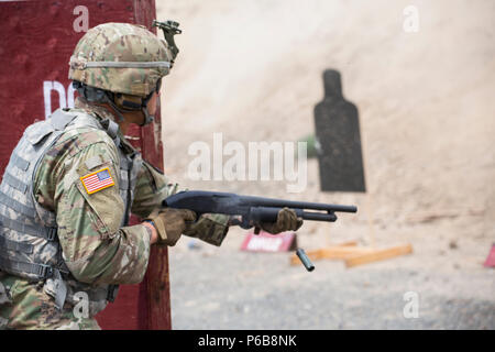 La CPS. Corey Adams avec la Compagnie Alpha, 1er Bataillon, 161e Régiment d'infanterie, 81e Stryker Brigade Combat Team de forêt un fusil M500 au cours de formation au tir à courte portée au centre de formation de Yakima, Yakima, Washington, 21 juin 2018. Formation au tir à courte portée aide les soldats à augmenter leur précision dans les situations de combat urbain. (U.S. Photo de la Garde nationale par la CPS. Alec Dionne) Banque D'Images