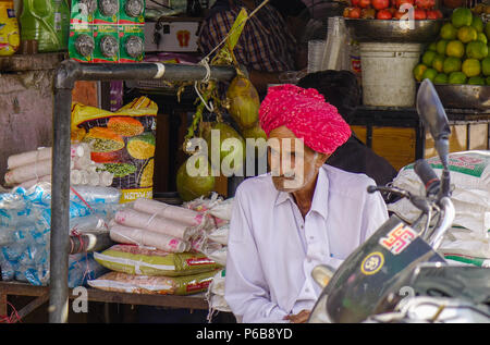 Jaisalmer, Inde - Nov 8, 2017. Un vendeur au marché local à Jaisalmer, Inde. Jaisalmer est un ancien centre de commerce médiéval et d'un État princier en Ra Banque D'Images