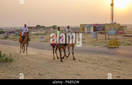 Jaisalmer, Inde - Nov 8, 2017. Équitation sur chameau désert du Thar à Jaisalmer, Inde. Désert du Thar est une grande région aride dans la partie nord-ouest de la région de Banque D'Images