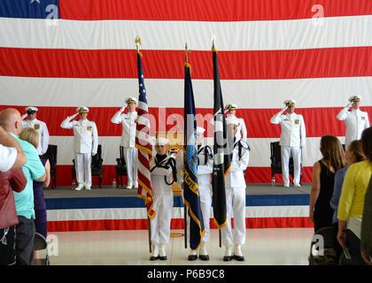 OAK Harbor, Washington (22 juin 2018) - Naval Air Station Whidbey Island (NASWI) des défilés de la garde d'honneur les couleurs au cours de l'Escadron de patrouille (VP) 47 Cérémonie de passation de commandement, le NASWI. VP-47 est un escadron de patrouille maritime en ce moment stationné à NASWI. Le Golden sabreurs battre le P-8A Poseidon, la première marine à long rayon d'action plate-forme-sous-marine. (U.S. Photo par Marine Aircrewman (Opérateur) 2e classe Skylar Bonné/libérés) Banque D'Images