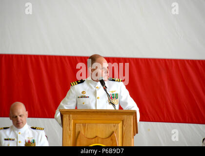 OAK Harbor, Washington (22 juin 2018) - Le Cmdr. L'Escadron de patrouille, James Jimla (VP) 47 Commandant, donne la parole durant le VP-47 cérémonie de passation de commandement, le Naval Air Station Whidbey Island (NASWI). VP-47 est un escadron de patrouille maritime en ce moment stationné à NASWI. Le Golden sabreurs battre le P-8A Poseidon, la première marine à long rayon d'action plate-forme-sous-marine. (U.S. Photo par Marine Aircrewman (Opérateur) 2e classe Skylar Bonné/libérés) Banque D'Images