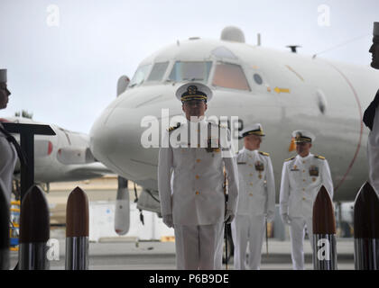 OAK Harbor, Washington (22 juin 2018) - Le Cmdr. L'Escadron de patrouille, Nathan Gammache (VP) 47 de la direction, attend d'être bonged sur lors de la VP-47 cérémonie de passation de commandement, le Naval Air Station Whidbey Island (NASWI). VP-47 est un escadron de patrouille maritime en ce moment stationné à NASWI. Le Golden sabreurs battre le P-8A Poseidon, la première marine à long rayon d'action plate-forme-sous-marine. (U.S. Photo par marine Spécialiste de la communication de masse 1ère classe Kevin A. Flinn/libérés) Banque D'Images