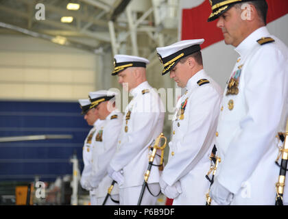 OAK Harbor, Washington (22 juin 2018) - Le Cmdr. L'Escadron de patrouille, Nathan Gammache (VP) 47 de la direction, s'incline la tête lors de l'invocation de la VP-47 cérémonie de passation de commandement, le Naval Air Station Whidbey Island (NASWI). VP-47 est un escadron de patrouille maritime en ce moment stationné à NASWI. Le Golden sabreurs battre le P-8A Poseidon, la première marine à long rayon d'action plate-forme-sous-marine. (U.S. Photo par marine Spécialiste de la communication de masse 1ère classe Kevin A. Flinn/libérés) Banque D'Images