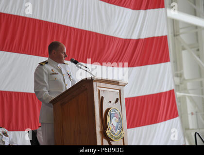 OAK Harbor, Washington (22 juin 2018) - Le Cmdr. L'Escadron de patrouille, James Jimla (VP) 47 Commandant, donne la parole durant le VP-47 cérémonie de passation de commandement, le Naval Air Station Whidbey Island (NASWI). VP-47 est un escadron de patrouille maritime en ce moment stationné à NASWI. Le Golden sabreurs battre le P-8A Poseidon, la première marine à long rayon d'action plate-forme-sous-marine. (U.S. Photo par marine Spécialiste de la communication de masse 1ère classe Kevin A. Flinn/libérés) Banque D'Images