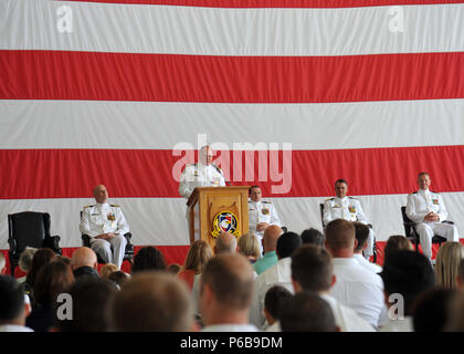 OAK Harbor, Washington (22 juin 2018) - Le Cmdr. L'Escadron de patrouille, James Jimla (VP) 47 Commandant, donne la parole durant le VP-47 cérémonie de passation de commandement, le Naval Air Station Whidbey Island (NASWI). VP-47 est un escadron de patrouille maritime en ce moment stationné à NASWI. Le Golden sabreurs battre le P-8A Poseidon, la première marine à long rayon d'action plate-forme-sous-marine. (U.S. Photo par marine Spécialiste de la communication de masse 1ère classe Kevin A. Flinn/libérés) Banque D'Images