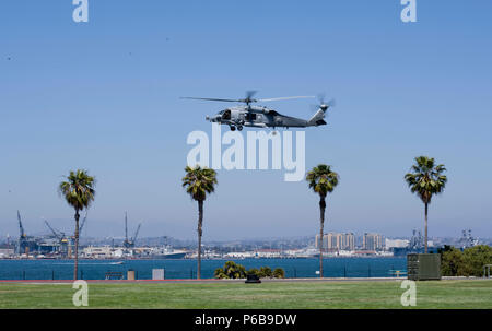 180622-N-MJ645-1293 CORONADO, Californie (22 juin 2018) un HH-60H Seahawk de l 'hélicoptère' Firehawks de lutter contre la mer (HSC) de l'Escadron effectue une simulation de 85 coups de feu sur La Naval Amphibious Base Coronado au cours de l'événement de reconnaissance de l'employeur de la Marine, le 22 juin 2018. Les employeurs sélectionnés étaient désignés par leur réserve marine Sailor employés et invités à assister à l'événement d'un jour qui comprenait une visite de l'USS Omaha (LCS 12), une exposition statique d'avions à l'Escadron de soutien logistique de la flotte (VR) 57 et la démonstration des capacités combinées de la Seal Team 17, groupe d'opérations spéciales de la Marine (NSWG) 11 et il Banque D'Images