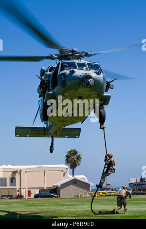 180622-N-MJ645-1291 CORONADO, Californie (22 juin 2018) Les opérateurs des opérations spéciales de la Marine affecté à Seal Team 17 descendent d'un HH-60H Seahawk affecté à l 'Firehawks" de la mer de l'Escadron d'hélicoptères de combat (HSC) 85 à la Naval Amphibious Base Coronado, lors d'une manifestation pour la Marine, l'événement de reconnaissance de l'Employeur, le 22 juin, 2018. Les employeurs sélectionnés étaient désignés par leur réserve marine Sailor employés et invités à assister à l'événement d'un jour qui comprenait une visite de l'USS Omaha (LCS 12), une exposition statique d'avions à l'Escadron de soutien logistique de la flotte (VR) 57 et la démonstration des capacités combinées Banque D'Images