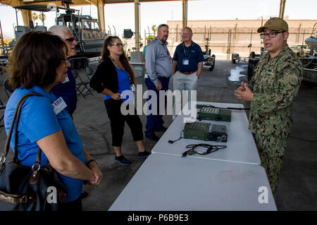 180622-N-MJ645-1214 CORONADO, Californie (22 juin 2018) Technicien en électronique 2e classe Abraham Ramos, affecté à un escadron de rivière côtière, montre un affichage statique de lutter contre les équipements de communication pour les employeurs de marins de réserve à la Naval Amphibious Base Coronado au cours de l'événement de reconnaissance de l'employeur de la Marine, le 22 juin 2018. Les employeurs sélectionnés étaient désignés par leur réserve marine Sailor employés et invités à assister à l'événement d'un jour qui comprenait une visite de l'USS Omaha (LCS 12), une exposition statique d'avions à l'Escadron de soutien logistique de la flotte (VR) 57 et la démonstration d'capabiliti Banque D'Images