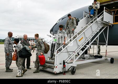 Les membres de la 127e groupe de ravitaillement en vol, Selfridge Air National Guard Base, Mich., arrivent à la maison de l'Aéroport International de Riga, Lettonie après un appui long exercice plusieurs semaines, sabre 18 grève le 22 juin 2018. Le 127e groupe de ravitaillement en vol effectué le ravitaillement en vol à la Michigan Air National Guard A-10 Thunderbolt II et Colorado Air National Guard F-16 Fighting Falcon permettant à l'appareil d'étendre leur projection de puissance aérienne. La grève est un sabre de l'armée américaine de longue date par l'Europe de la formation coopérative, conçus pour améliorer l'interopérabilité et de préparation entre les alliés et regio Banque D'Images