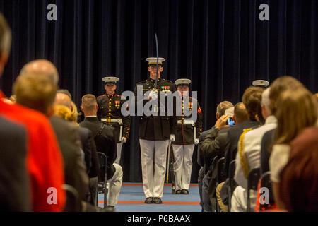 Le Capitaine Matthew S. Galadyk, commandant de peloton, U.S. Marine Corps, rend silencieuse de saluer une épée au cours d'une cérémonie à l'intérieur vendredi soir chez Marine Barracks Washington D.C., le 22 juin 2018. L'invité d'honneur pour la cérémonie était secrétaire de la marine, Richard C. Spencer, et l'accueil a été le Commandant de la Marine Corps, le général Robert B. Neller. Marine Corps officiel (photo par le Sgt. Robert Knapp/libérés) Banque D'Images