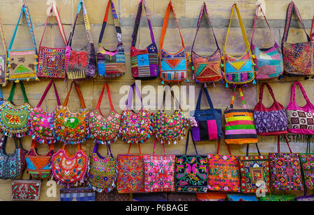 Jaisalmer, Inde - Nov 8, 2017. Des sacs colorés pour la vente au marché local à Jaisalmer, Inde. Banque D'Images