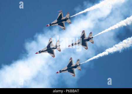 L'escadron Thunderbirds de démonstration aérienne de la United States Air Force est l'équipe officielle de démonstration acrobatique de la United States Air Force, créée en 1953 pour représenter la puissance aérienne et soutenir le recrutement. Les archives photographiques documentent l'équipe effectuant des manœuvres aériennes coordonnées au salon aérien de l'Utah à Ogden, Utah, le 22 juin 2018. Banque D'Images