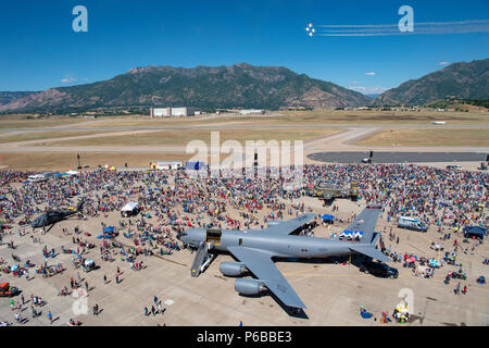 L'escadron Thunderbirds de démonstration aérienne de l'United States Air Force est l'équipe de démonstration officielle de l'United States Air Force créée en 1953. L'escadron effectue des manœuvres de vol lors du salon aérien de l'Utah à Ogden, Utah, le 24 juin 2018. L'image d'archives enregistre les formations aériennes réalisées dans le cadre du programme public. Banque D'Images
