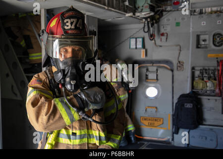 Junichiro Sugita, 374e Escadron de génie civile, pompiers communique avec son équipe pendant un exercice d'intervention d'urgence à Yokota Air Base, Japon, le 25 juin 2018. Aviateurs de la 730th Escadron de mobilité aérienne et 374cse a effectué une simulation d'incendie à bord d'un C-17, de familiarisation et de formation. (U.S. Air Force photo par Yasuo Osakabe) Banque D'Images