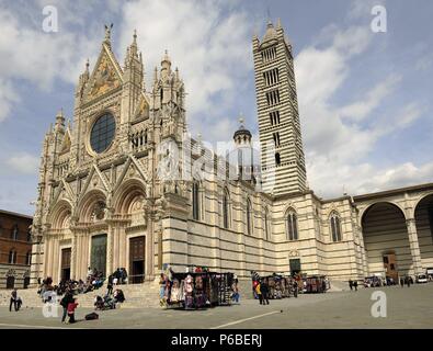 L'Italie. Sienne. Cathédrale de Notre Dame de l'Assomption. 13e-14e siècles. Façade. Par Giovanni Pisano (c.1250-1315). Banque D'Images