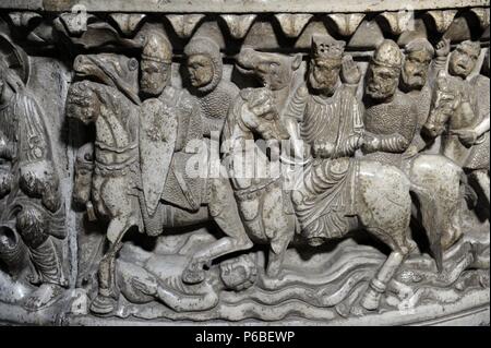 L'Italie. Lucca. Basilique San Frediano. Fonts baptismaux. D'époque romane. 12e siècle. Bas-reliefs représentant la vie de Moïse. Par Maître Roberto. Détail de Soldats traversant la mer Rouge. Banque D'Images