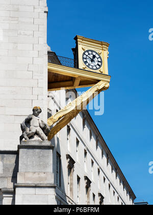 Horloge d'or à la Leeds Civic Hall, à la place du millénaire en été Leeds West Yorkshire Angleterre Banque D'Images